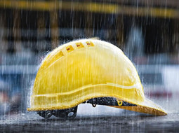 Bouwvakkershelm met regenwater