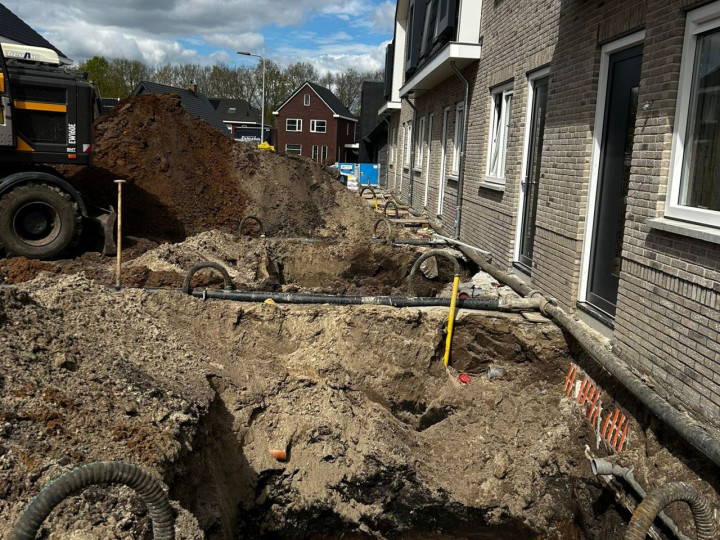 Uitgegraven gaten voor regenwatertanks